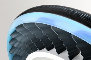 Stav a opotrebovanie „pneumatiky“ sledujú inteligentné svetelné senzory na báze optických vlákien v jej behúni.