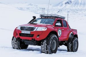 Tím si vybral tri vozidlá, vyrobené na zákazku islandskou spoločnosťou Arctic Trucks – rovnaké, aké sa využívajú aj na expedíciách po Antarktíde.